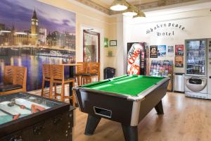 伦敦莎士比亚酒店的台球室设有台球桌和壁画