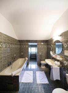 贝尔维特美泉宫酒店的一间浴室
