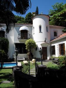 里约热内卢Casa Beleza的一座白色的房子,前面设有一个游泳池