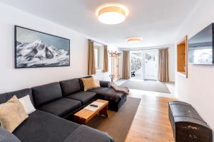 布里克森谷地霍普夫加尔滕豪斯哈格根穆勒公寓的客厅配有沙发和桌子