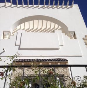 托泽尔达尔艾扎拉别墅的白色的建筑,有窗户和拱门