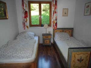 Brandenberg胡波纳公寓的带窗户的客房内设有两张单人床。