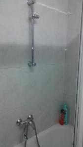 圣地亚哥－德孔波斯特拉圣丽塔旅馆的带淋浴的浴室