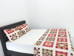 安顺斯里皮民宿的床上有被子和枕头