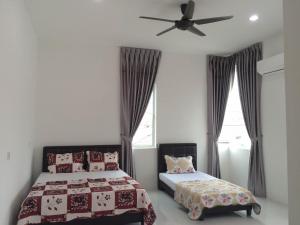 安顺斯里皮民宿的一间卧室配有两张床和吊扇