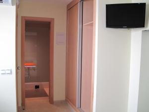 甘迪亚公爵旅馆的客房设有一个衣柜和一台平面电视。