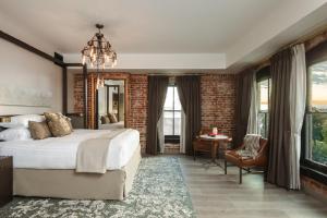 拉克罗斯莎曼酒店的一间卧室设有一张大床和砖墙