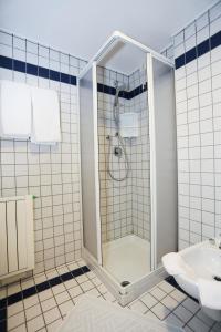 摩德纳迪-坎皮格里奥弗蒂尼酒店的带淋浴和盥洗盆的浴室