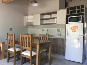 圣马丁德洛斯Umain 33的厨房配有桌子和白色冰箱。