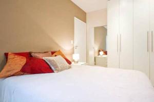 阿雷格里港HomeStay 3 - Avenida Carlos Gomes的卧室配有白色的床和枕头。