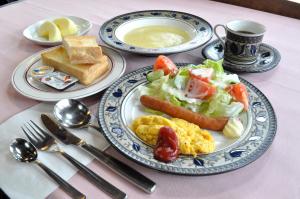 白马村松鼠小屋膳食公寓的一张桌子,上面有两盘早餐食品