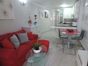 波多·纳奥斯Apartamento Pepe的客厅配有红色的沙发和桌子