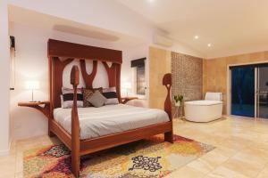 波高尔宾代亚武别墅的一间卧室配有一张木床和一个浴缸