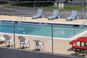 尤里卡尤里卡美国最佳价值套房酒店的一个带椅子的围栏和游泳池