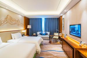 苏州苏州石湖金陵花园酒店的酒店客房设有两张床和一台平面电视。