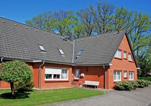 巴贝Pension mit Fruehstueck im Ostseebad的黑色屋顶红砖房子