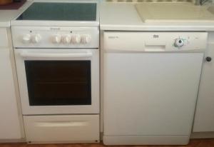 伊斯内姆穆布勒公寓的厨房配有白色炉灶和冰箱。