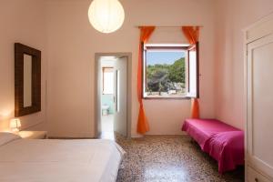 新福卡Villa Mare di Puglia m552的一间卧室设有两张床和窗户。