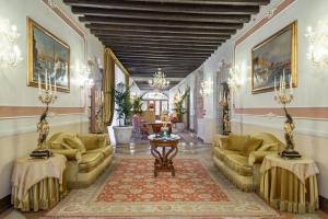 威尼斯卡瓦列里威尼斯酒店的客厅配有两张沙发和一张桌子