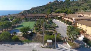 夏卡Baiarenella Residence的享有度假村的空中景致,设有网球场