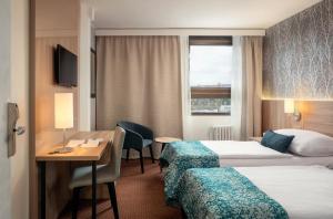 布拉格奥尔桑卡国会健康酒店的酒店客房配有两张床和一张书桌
