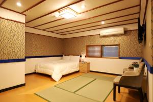 台北丽之汤温泉会馆的卧室配有床、椅子和窗户。