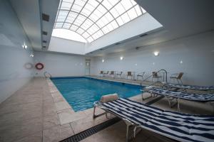康塞普西翁地亚哥德阿尔马格罗洛马斯尔德酒店的大型游泳池设有大型天窗