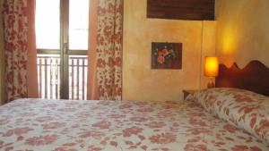 巴多尼奇亚莱斯拉克丝公寓酒店的一间卧室设有一张大床和一个窗户。