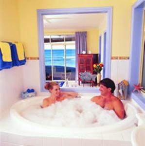 安特兰斯Al Mare Beachfront Retreat Award Winner的两人在浴室的浴缸里
