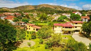 萨迈帕塔La Vida es Bella的一座有房子和山地的村庄