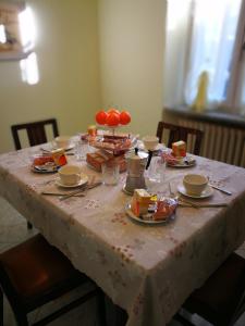 蒙多维布鲁诺之家住宿加早餐旅馆的一张桌子,上面有白色的桌布,上面有食物