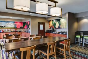 奥拉西Comfort Inn & Suites Olathe - Kansas City的用餐室配有大型木桌和椅子