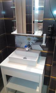 珀希拉恩Gasthof zum Nibelungenbauer的浴室设有白色水槽和镜子