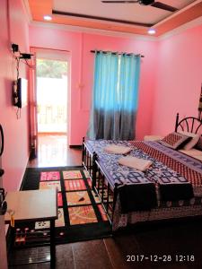 帕罗林Sobitai的配有粉红色墙壁的客房内的两张床