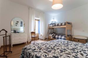 卡斯泰尔梅扎诺Casa dell'Avventura的一间卧室配有一张床和一张双层床。