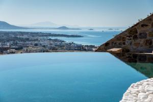 斯泰里达Naxos Rock Villas的从大楼顶部可欣赏到海景