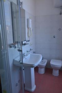 弗拉斯卡蒂艾尔伯格全景酒店的一间带水槽和卫生间的浴室
