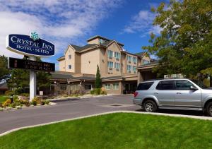 盐湖城水晶套房酒店–盐湖城的停在酒店前停车场的货车