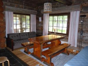 KarhujarviKarhujärven Kelopirtit的客厅配有木桌和沙发