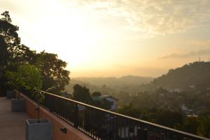 康提居家般民宿的阳台享有日落美景。