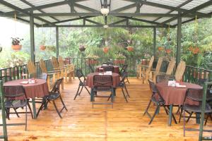 Las CrucesAlla Arriba的铺有木地板的庭院配有桌椅