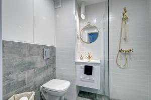 格丁尼亚Modern Place Apartament przy plaży的浴室配有卫生间、盥洗盆和淋浴。