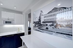 格丁尼亚Modern Place Apartament przy plaży的厨房墙上挂着黑白照片