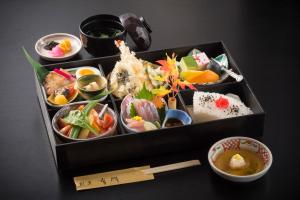 Namerikawa滑川天空酒店 的桌上装满不同种类食物的盒子