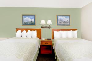 锡达福尔斯戴斯汽车旅馆客房内的一张或多张床位