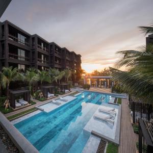 拉威海滩布朗椋鸟周六公寓的度假村游泳池的图片