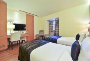 加尔各答米德尔顿旅馆的酒店客房配有两张床和一张书桌