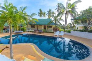 苏梅岛珊瑚礁景观度假酒店内部或周边的泳池