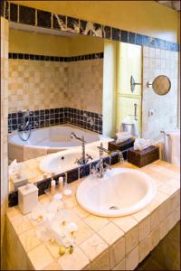 Saint-Jean-aux-Bois奥博热拉邦内伊德酒店的带浴缸、水槽和镜子的浴室