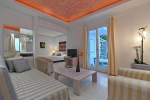 纳乌萨巴罗斯天空酒店的客厅配有沙发和1张床